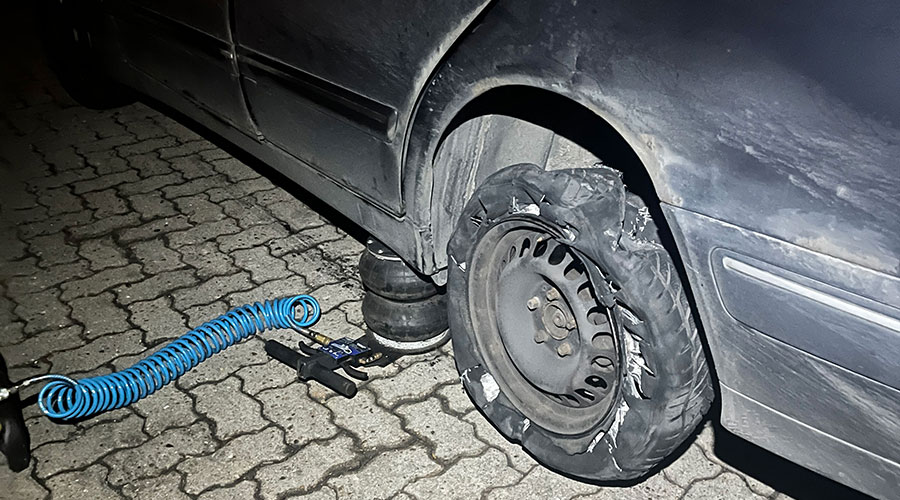 Schnelle Hilfe bei einer Reifenpanne in Freudenstadt. Sanovi Reifennotdienst - 24h Notruf +49 (0) 176 862 897 26